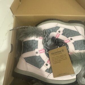 NWT girls snow boots size 1.